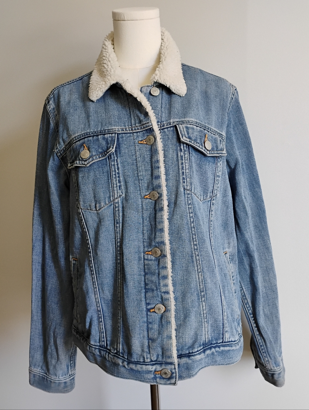 GAP Women's Light Blue Denim Jacket with Cream Collar